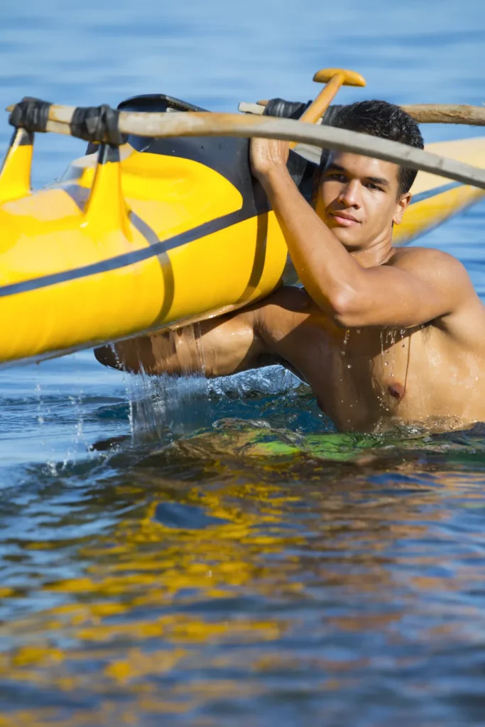 Homme portant un Va'a © Tahiti Tourisme