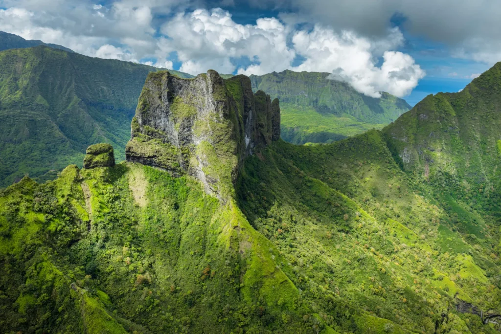 Mountain in Tahiti © Grégoire Le Bacon - LionAiles