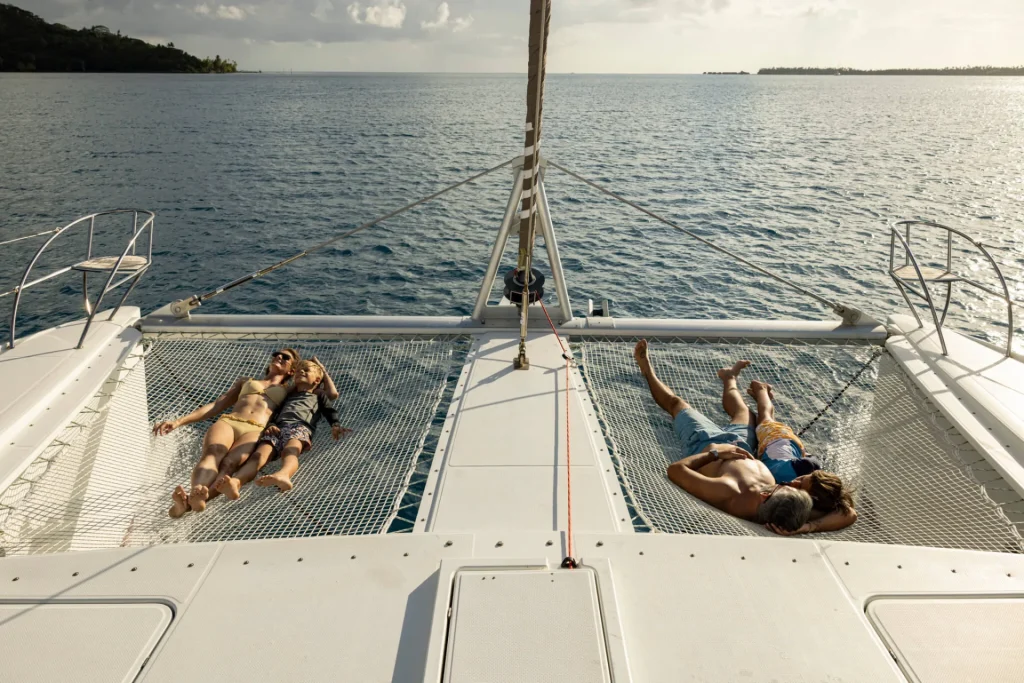 Une famille naviguant sur les eaux de Tahiti Et Ses Îles ©_Grégoire Le Bacon-