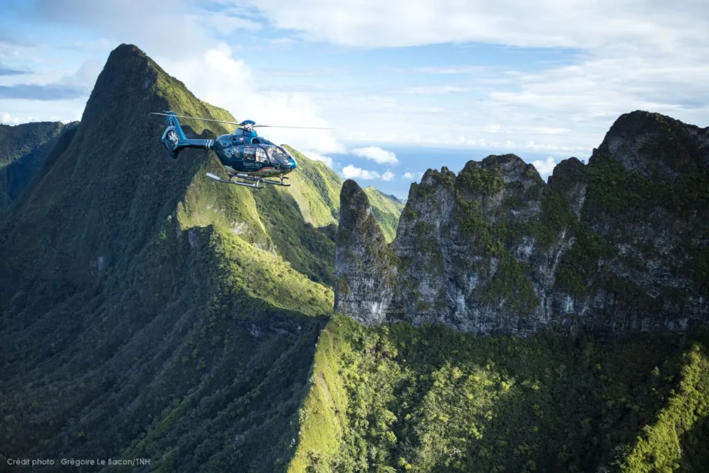 Vol en hélicoptère au-dessus de Tahiti © Grégoire Le Bacon Tahiti Nui Helicopters
