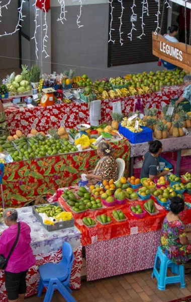 Le marché de Papeete et ses étals de fruits et légumes © Massimiliano Cinà