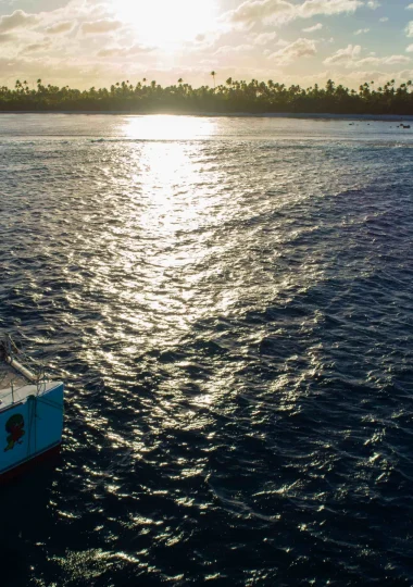 Coucher de soleil depuis le catamaran à Tetiaroa